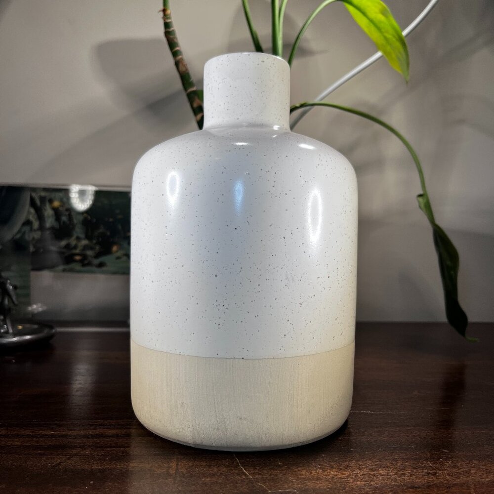 Speckled white minimalist vase